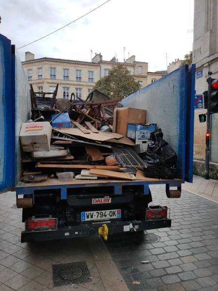 Chargement express professionnel de vieux meubles avec RecyclExpert à Bordeaux en Gironde