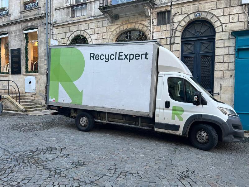 Camion hayon RecyclExpert pour la collecte de carton et tout venant