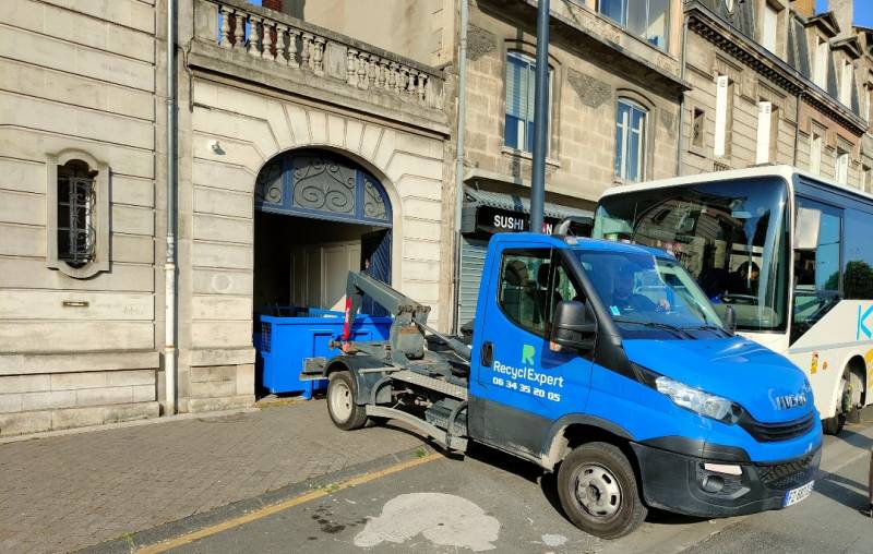 Benne 6M3 pour des archives dans Bordeaux