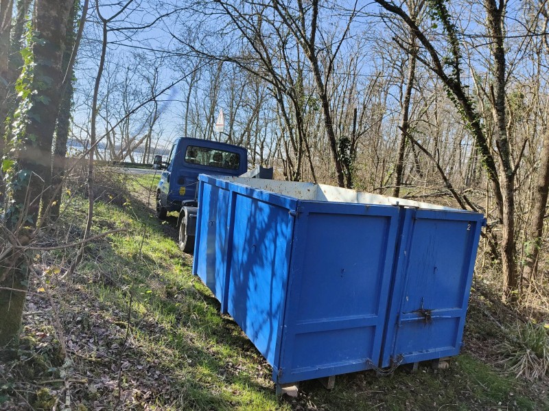 Location de bennes pour évacuer les déchets d'un dépôt sauvage à Bruges 33520 en Gironde